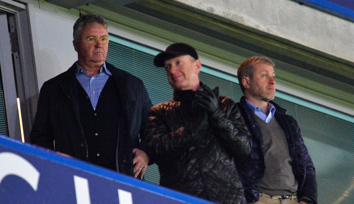 Pelatih Baru Chelsea, Guus Hiddink (kiri) dan Pemilik  Chelsea, Roman Abramovich (kanan) menyaksikan pertandingan Chelsea dan Sunderland di Stadion Stamford Bridge, London, Sabtu (19/12/2015).  (AFP Photo/Glyn Kirk)