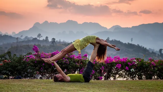 Yoga bersama pasangan