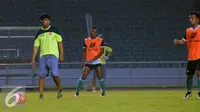 Pelatih TS TNI, Eduard Tjong (kiri) saat memimpin latihan di Stadion GBK Jakarta, Kamis (9/6/2016). PS TNI akan melakoni laga melawan Persija di Torabika Soccer Championship presented by IM3 Ooredoo, Jumat (10/6). (Liputan6.com/Helmi Fithriansyah)