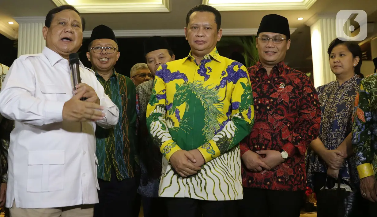 Ketua Umum Partai Gerindra, Prabowo Subianto (kiri) bersama Ketua MPR RI, Bambang Soesatyo serta pimpinan MPR RI memberi keterangan usai melakukan pertemuan di Jakarta, Jumat (11/10/2019). Pertemuan membahas dinamika perpolitikan di tanah air. (Liputan6.com/Helmi Fithriansyah)