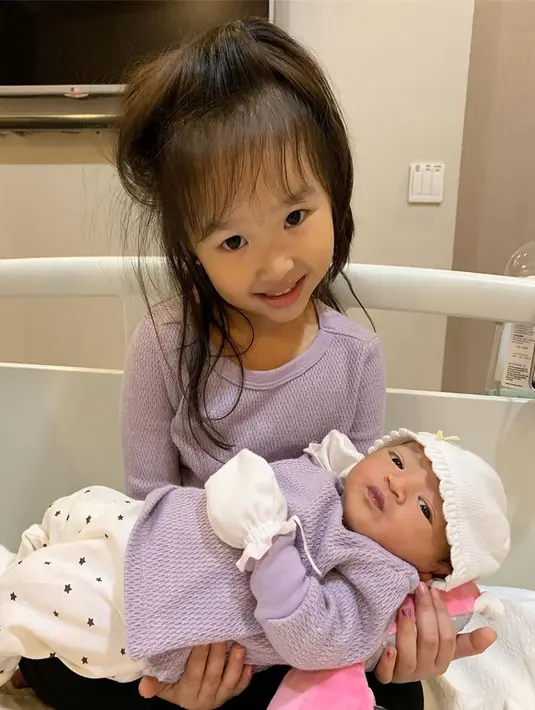 Nah, ini sang kakak si Thalia Putri Onsu sedang foto bersama adiknya. Mengenakan baju yang sama, keduanya nampak mirip enggak? (Liputan6.com/IG/@sarwendah29)
