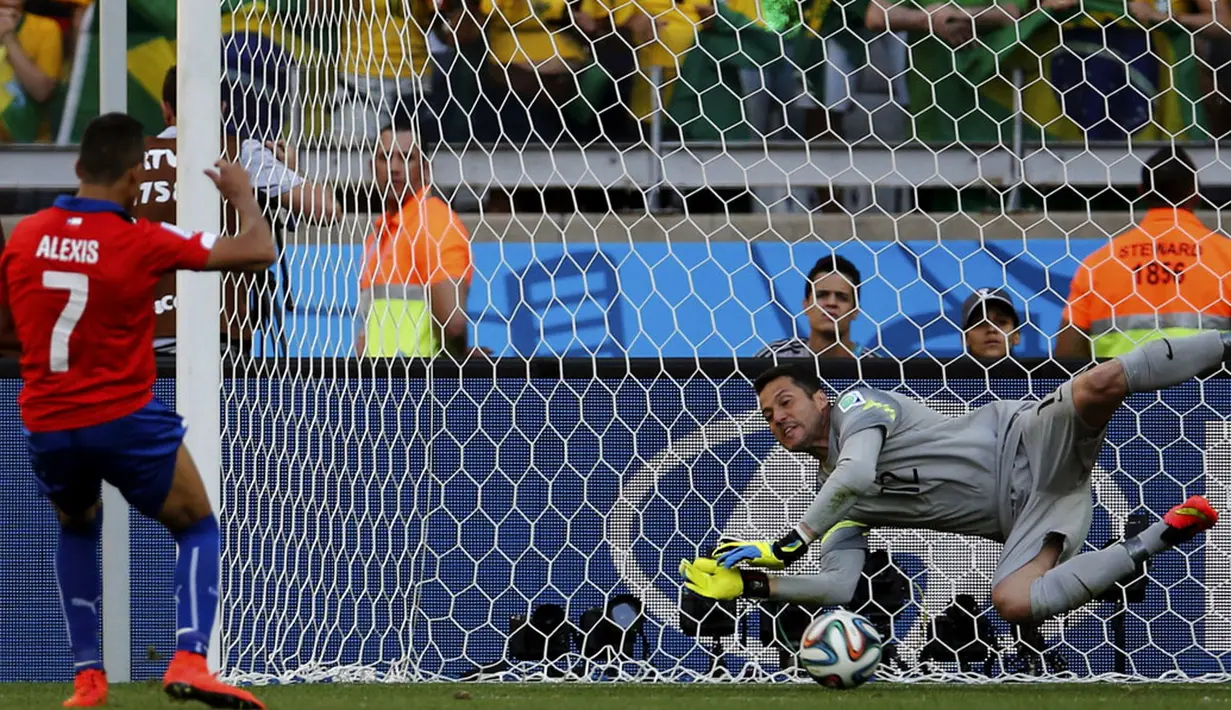 Penjaga gawang Timnas Brasil, Julio Cesar, berhasil menahan tendangan keras Alexis Sanchez (Chile) dalam drama adu penalti di laga 16 besar Piala Dunia, (28/6/2014). (REUTERS/Sergio Perez)