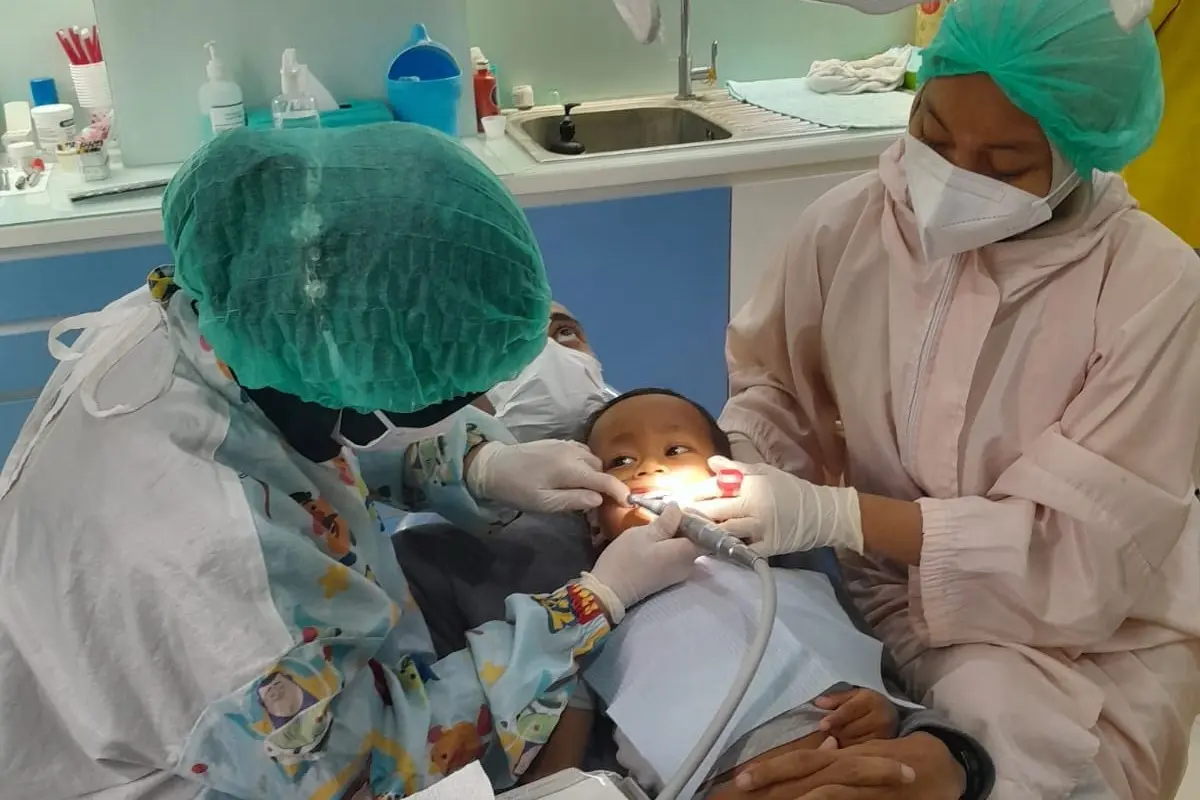 Anak ditemani orangtua ke dokter gigi. (Foto: Benedikta Desideria)