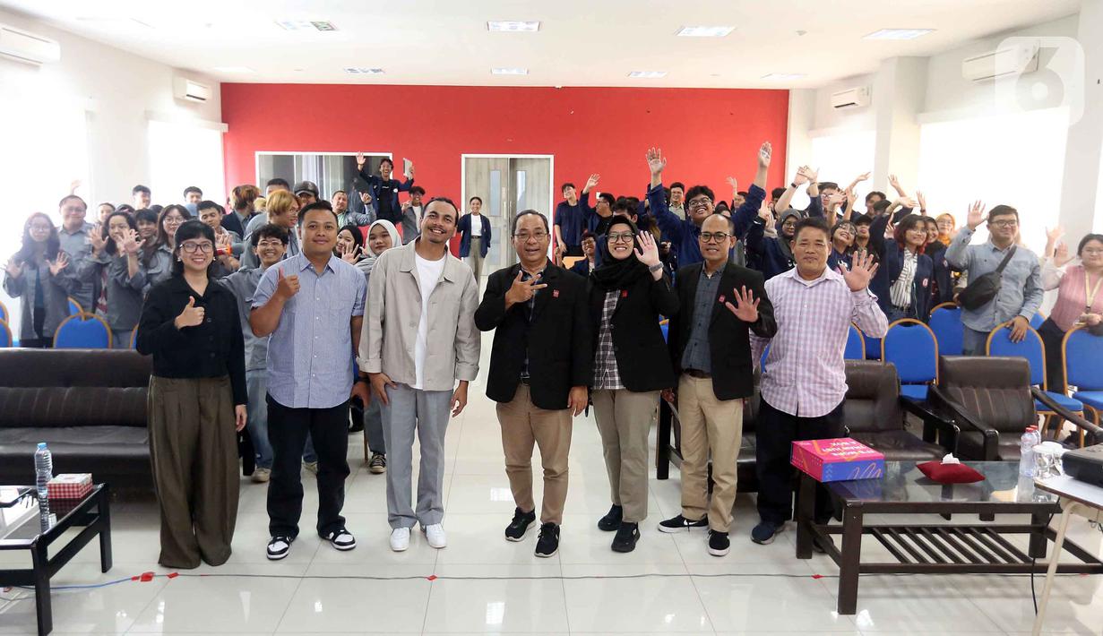 Bertempat di Aula Lantai 3 Kampus Trisakti School of Multimedia, Jakarta Timur, pada Kamis, 2 April 2026, Liputan6 Connect kembali menyapa para mahasiswa. Tampak dalam foto, peserta dan narasumber berfoto bersama sebelum gelaran program Liputan6 Connect di Aula Lantai 3 Kampus Trisakti School of Multimedia, Jakarta Timur, pada Kamis 2 April 2026. (Liputan6.com/Helmi Fithriansyah)