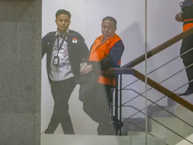 Rektor Universitas Jenderal Soedirman (Unsoed) Akhmad Sodiq berjalan menuju mobil tahanan seusai menjalani pemeriksaan di Gedung Merah Putih KPK, Jakarta, Sabtu, 22 Agustus 2026. KLY/ Arie Basuki)
