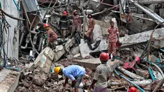 Petugas pemadam kebakaran penyelamat Bangladesh berdiri di puing-puing bekas ledakan di sebuah pabrik garmen di Dhaka, Bangladesh (4/7). Pabrik garmen di Bangladesh meledak hingga menewaskan 10 orang dan melukai puluhan lainnya. (AP Photo / AM Ahad)
