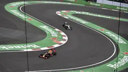 Salah satu tikungan menantang saat latihan bebas F1 GP Meksiko di Sirkuit Autodromo Hermanos Rodriguez, Jumat (28/10/2016). (AFP/Yuri Cortez)