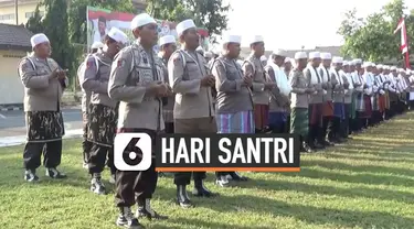 Ratusan anggota Polisi mengikuti upacara peringatan HSN di lapangan Mapolres Jombang. Uniknya, para anggota mengenakan baju dinas kepolisian yang dipadukan dengan sorban, sarung, dan peci yang merupakan ciri khas santri.