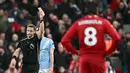 Pemain Liverpool, Dominik Szoboszlai, mendapat kartu merah setelah menarik baju pemain Manchester City, Erling Haaland, pada laga Liga Inggris di Stadion Anfield, Senin (9/2/2026) dini hari WIB. (AFP/Paul Ellis)