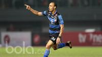 Pemain Madura United, Peter Odemwingie saat berlaga melawan Persija Jakarta pada Liga 1 2017 di Stadion Patriot, Bekasi (4/5/2017). Madura United menang 1-0. (Bola.com/Nicklas Hanoatubun)