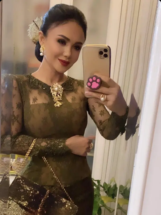 Pesona Yuni Shara Berkebaya Tampak Awet Muda di Acara Tujuh Bulanan Aurel Hermansyah