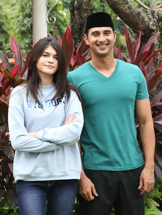 "Aku berperan sebagai Ilham, seorang penggali kubur," ucap Ali. "Kalau aku berperan sebagai Karmila. Anaknya lurah, dia anak kuliahan, anak orang kaya," kata Agatha. (Bambang E.Ros/Bintang.com)