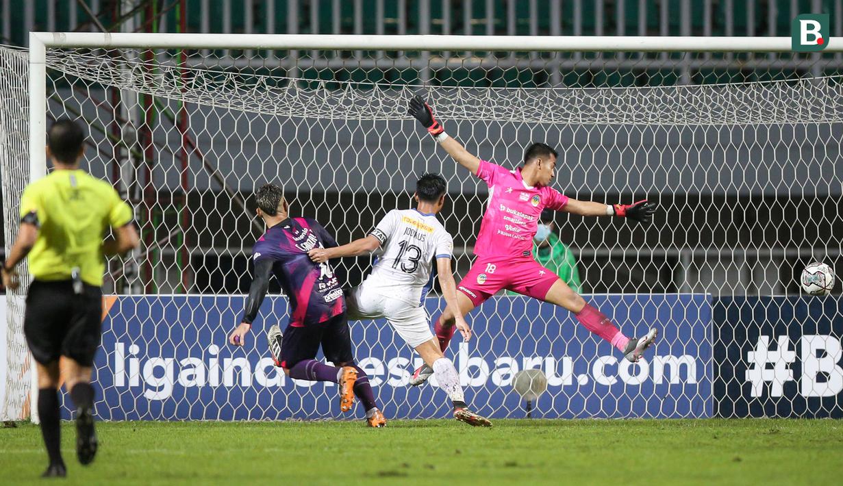 Pemain Rans Cilegon FC, Cristian Gonzales (kiri) mencetak gol ketiga timnya ke gawang PSIM Yogyakarta dalam laga semifinal Liga 2 2021 di Stadion Pakansari, Bogor, Senin (27/12/2021). (Bola.com/Bagaskara Lazuardi)