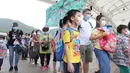 Para wisatawan mengantre untuk memasuki Ocean Park di Hong Kong, China selatan, Sabtu (13/6/14). Untuk menjamin kesehatan dan keselamatan para pengunjung, karyawan, dan juga satwa mereka, daya tampung maksimum taman hiburan ikonik itu akan diturunkan menjadi 9.000 orang. (Xinhua/Wu Xiaochu)