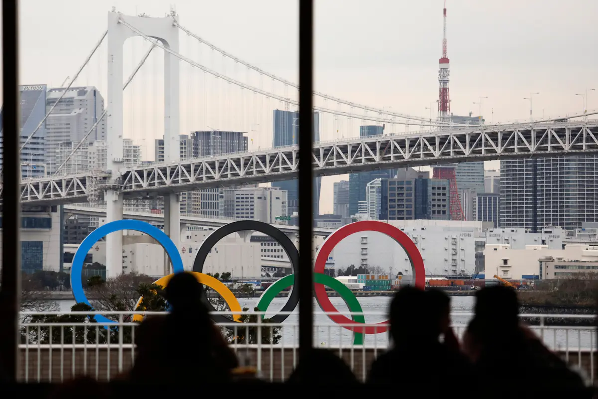 Cincin Olimpiade Raksasa Mejeng di Tokyo