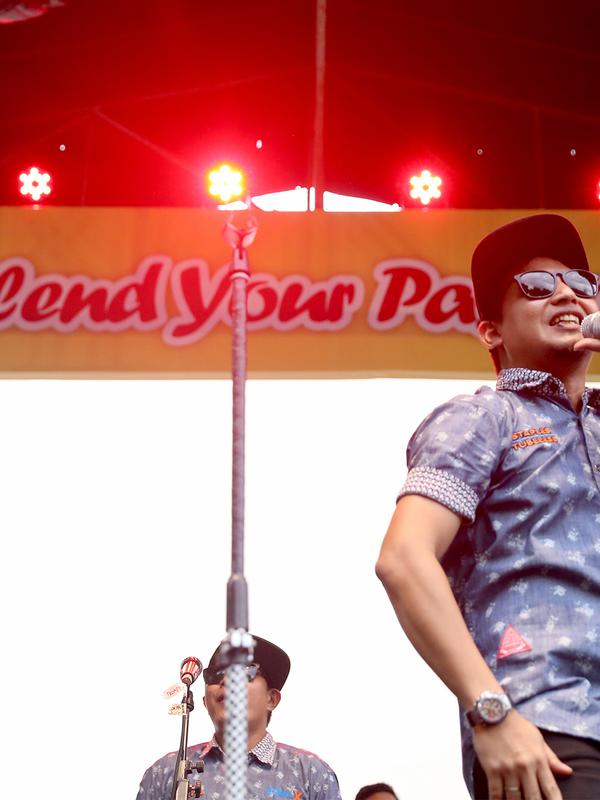 Tresno dan kawan-kawan membawakan kurang lebih 10 lagu di Blend Stage di hari terakhir JakCloth. Tampil di petang hari, Tipe-X sudah bisa memanaskan suasana panggung yang dipenuhi ribuan penonton. (Andy Masela/Bintang.com)