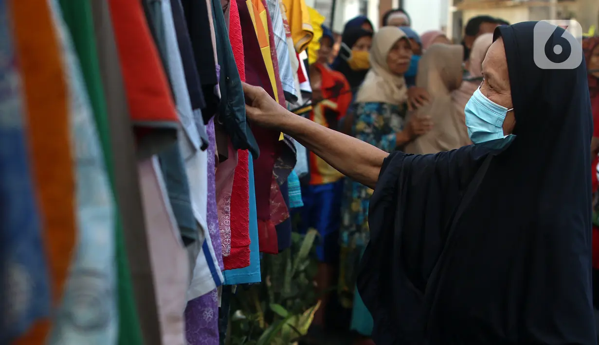 Kegiatan ini diprakarsai warga RT 002/04 bertujuan saling berbagi antara warga mampu kepada yang tidak mampu. (merdeka.com/Arie Basuki)