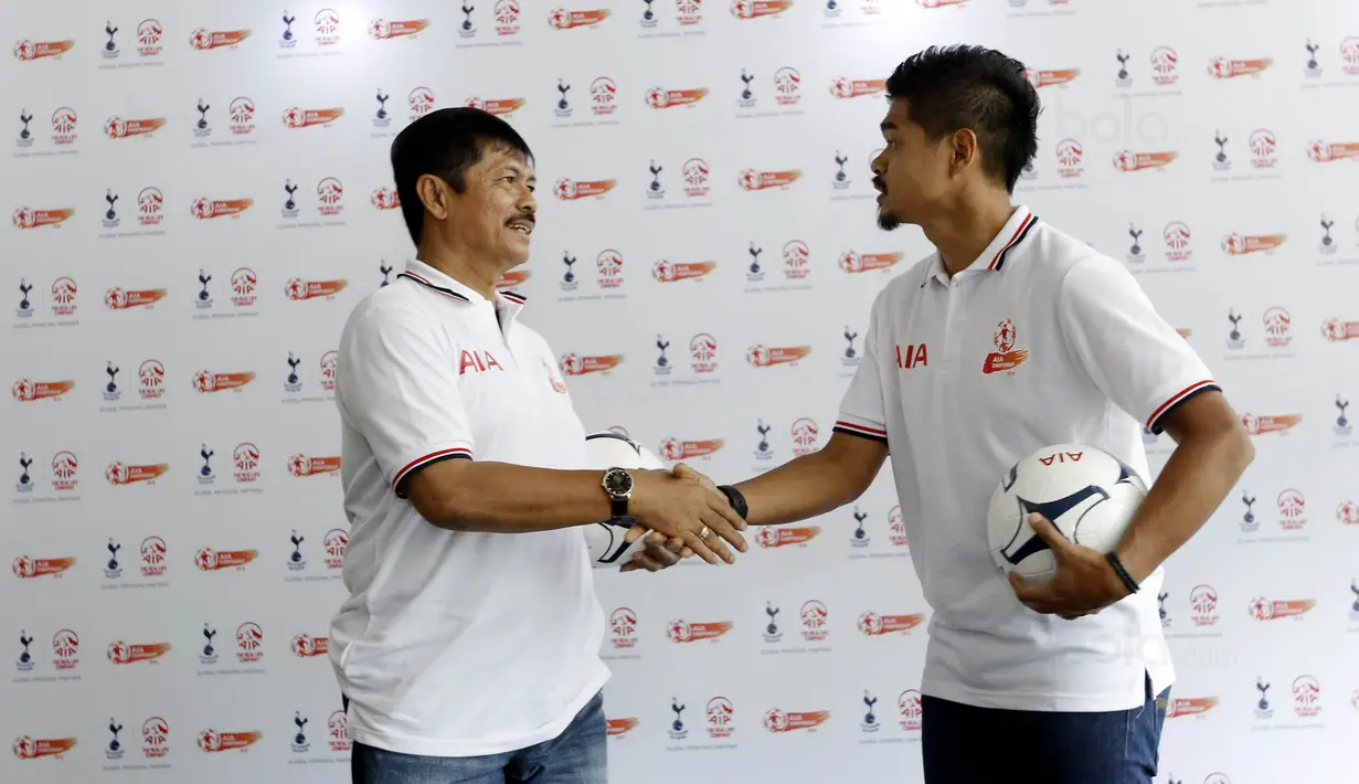 Indra Sjafri dan Bambang Pamungkas saat jumpa pers AIA Championship di Hotel Atlet Senayan, Jakarta, Selasa (9/1/2018). Pemenang AIA Championship berkesempatan bertanding di markas Tottenham Hotspur di London.  (Bola.com/M Iqbal Ichsan)