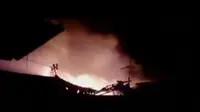 Puluhan rumah di kawasan padat penduduk di Surabaya, terbakar.