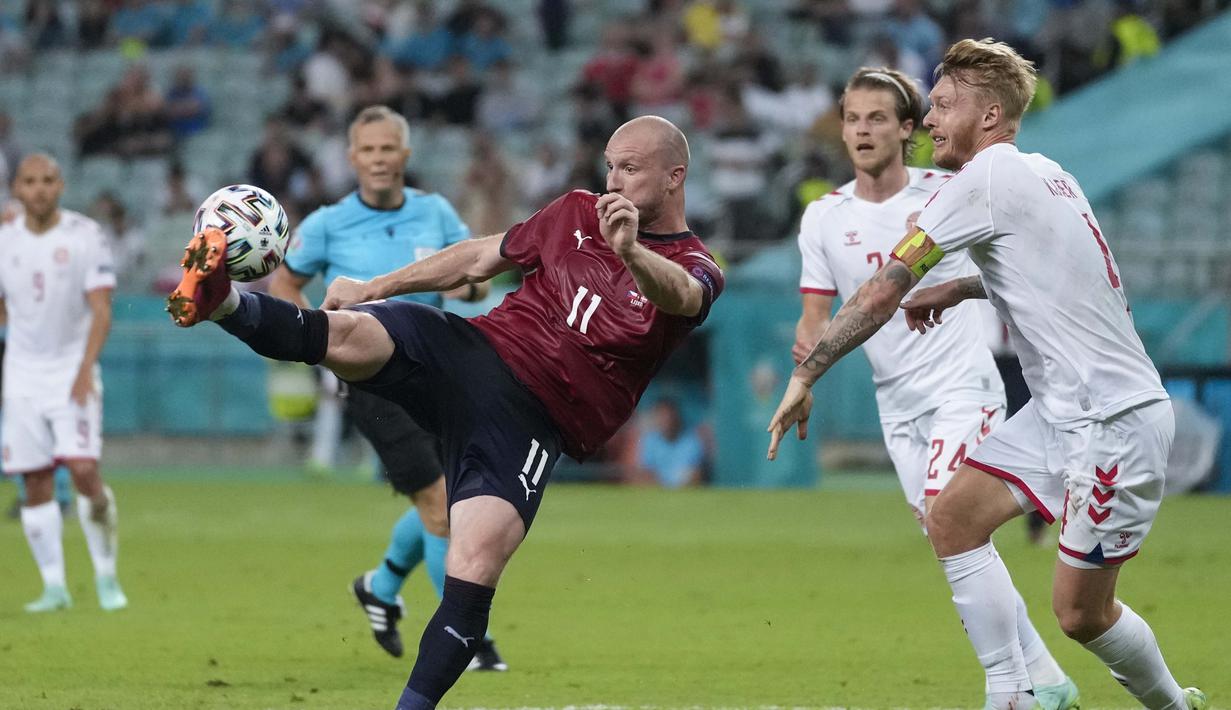 Ceko terus membombardir pertahanan Denmark. Namun, Denmark sanggup mempertahankan keunggulan mereka, dan lolos ke semifinal untuk pertama kalinya sejak menjadi juara pada edisi 1992 silam. (Foto: AP/Pool/Darko Vojinovic)
