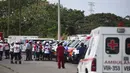 Petugas paramedis terlihat di luar kompleks petrokimia perusahaan minyak nasional Pemex di Meksiko Timur, Rabu (20/4). Sedikitnya tiga orang tewas dan 45 lainnya luka-luka akibat ledakan besar di tempat tersebut. (REUTERS/Angel Hernandez)