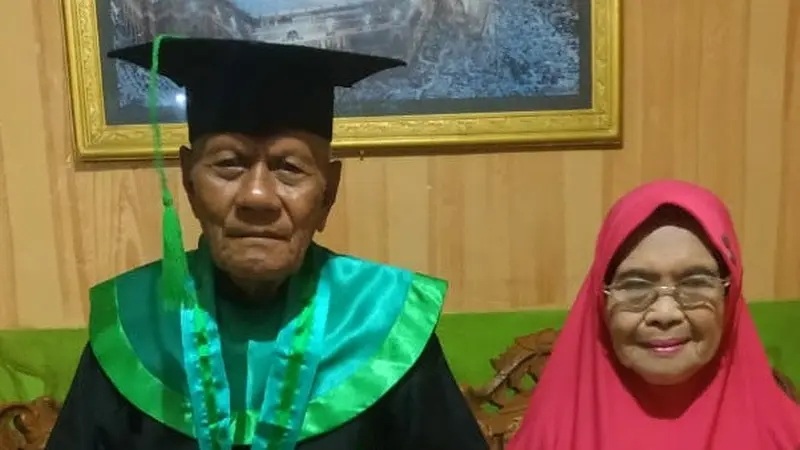 La Ode Muhammad Sidik bersama istrinya, kakek asal berusia 85 tahun asal Kota Baubau yang diwisuda, Sabtu (15/11/2019).(Liputan6.com/Ahmad Akbar Fua)