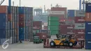 Ratusan peti kemas di area JICT, Tanjung Priok, Jakarta, Kamis (10/11). Badan Pusat Statistik menyebutkan kinerja ekspor Indonesia pada kuartal III 2015 minus 0,69 persen dan impor minus 6,11 persen dibanding tahun lalu. (Liputan6.com/Faizal Fanani)