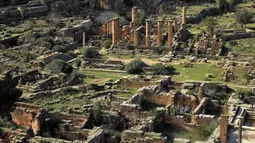 Pemandangan situs kota Yunani kuno Kirene di pinggiran kota Libya Shehhat, di sebelah timur kota pesisir Benghazi (13/12/2019). Kota ini dinamai menurut sebuah mata air, Kire yang disucikan oleh orang-orang Yunani bagi Apollo. (AFP/Abdullah Doma)