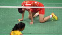 Pebulutangkis tunggal putri China, Wang Yihan, tertunduk lesu saat kalah dari pemain India, Pusarla Venkata Sindhu, pada perempat final Olimpiade Rio de Janeiro 2016, Selasa (16/8/2016). (AFP/Jim Watson)