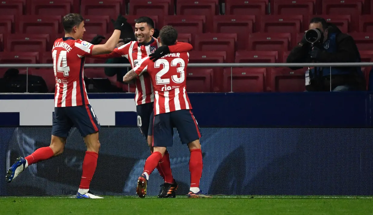 Penyerang Atletico Madrid Argentina Angel Correa (tengah) bersama rekan setimnya merayakan gol ke gawang Sevilla dalam lanjutan Liga Spanyol 2020/2021 di Stadion Wanda Metropolitano, Madrid, Spanyol, Rabu (13/1/2021) dini hari WIB. Atletico Madrid membungkam Sevilla 2-0. (PIERRE-PHILIPPE MARCOU/AFP)
