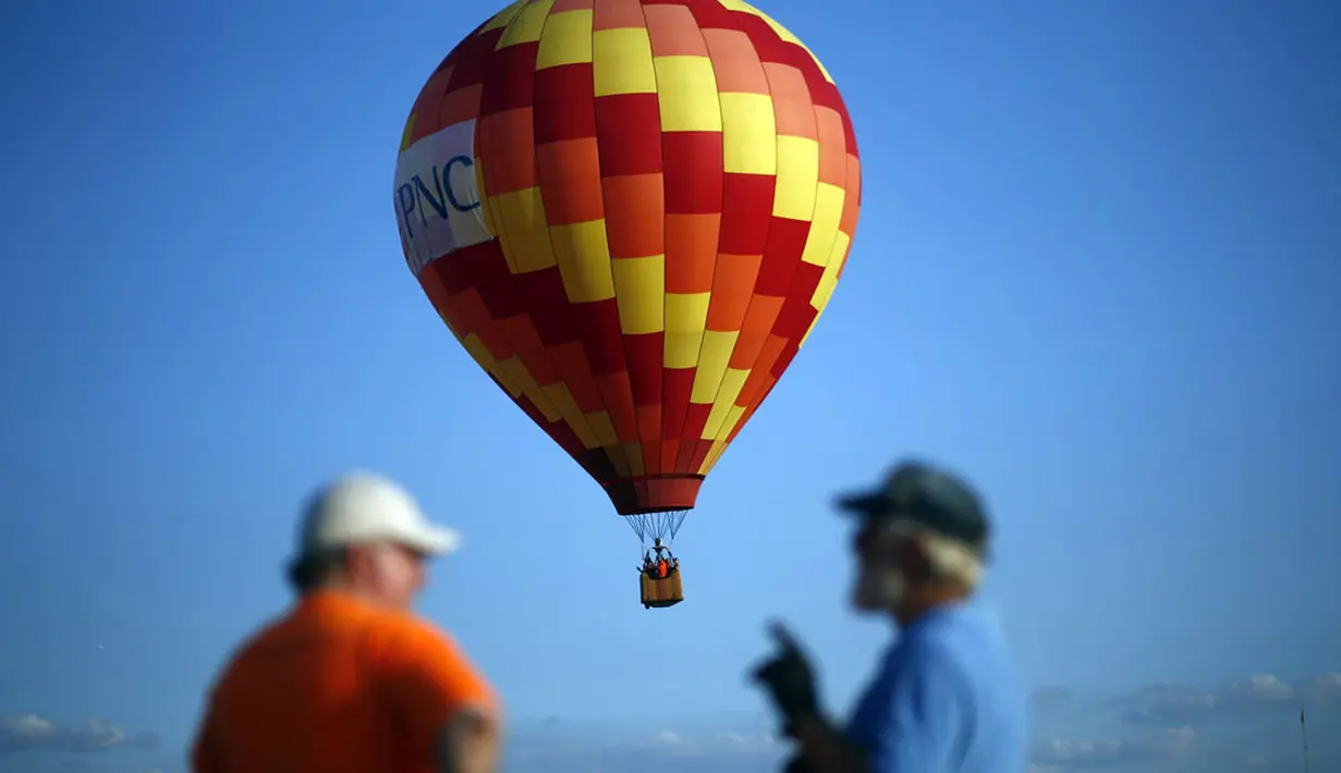 Beberapa orang menyaksikan balon udara yang diterbangkan dalam festival tahunan QuickChek New Jersey ke-32 di Readington, (25/7/2014). (REUTERS/Eduardo Munoz)