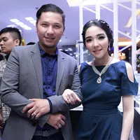 "Kemarin diendorse juga dari popok. Tapi nanti terserah anaknya, kita hanya bisa mengarahkan. Yang penting memberi pendidikan terbaik," ujar Gisel di kawasan Epicentrum, Jakarta Selatan, Kamis (28/1/2016). (Andy Masela/Bintang.com)