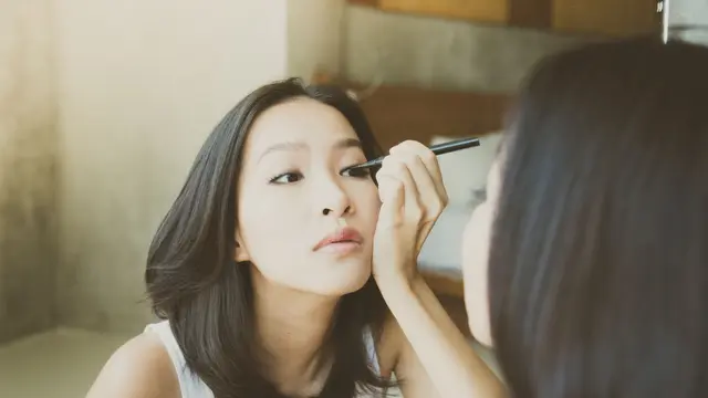 Tips makeup mata untuk remaja agar tampil natural & stylish (photo by freepik.com)