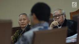 Terdakwa suap perizinan dan pengadaan proyek di lingkungan Ditjen Hubla TA 2016-2017, Antonius Tonny Budiono (kiri) menyimak kesaksian Menhub, Budi Karya Sumadi di Pengadilan Tipikor, Jakarta, Rabu (28/3). (Liputan6.com/Helmi Fithriansyah)