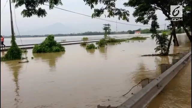 Banjir yang menerjang wilayah timur Cirebon, Jawa Barat,  masih merendam rel perlintasan kereta api bagian utara, Sabtu pagi (24/02/2018).