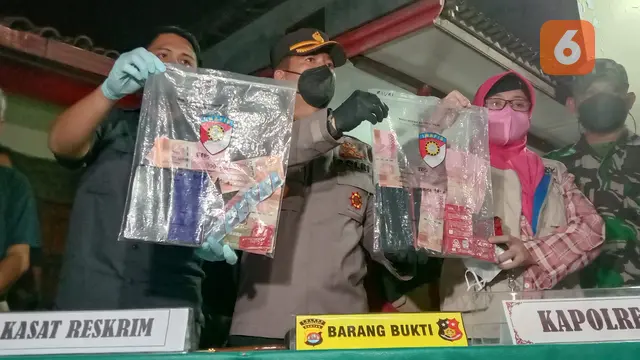 Kapolres Serkot, AKBP Maruli Ahiles Hutapea, Tunjukan Barang Bukti Prostitusi Online. (Minggu, 27/03/2022). (Liputan6.com/Yandhi Deslatama).
