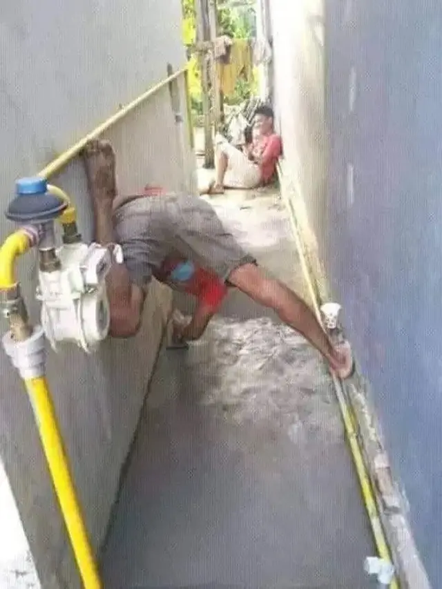 6 Aksi Kuli Bangunan Akrobat Pakai Kaki Ini Kocak, Banyak Tingkah