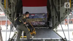 Personel TNI mengecek barang bantuan payung udara orang (PUO) dan barang (PUB) yang akan dikirim ke kerajaan Yordania untuk penyaluran kemanusiaan warga Palestina di Pangkalan Udara (Lanud) Halim Perdanakusuma, Jumat (29/3/2024). (merdeka.com/Imam Buhori)