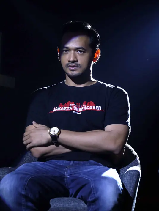 "Itu kejadiannya jam setengah 2 pagi, akhirnya kita dibawa ke rooftop. Awalnya sashimi girlnya masih pakai anduk. Saat makanannya disusun, di take, ngobrol dialog, gue dipaksa makan pakai mulut, habis cut, gue buang gue geli saja sih," terangnya.