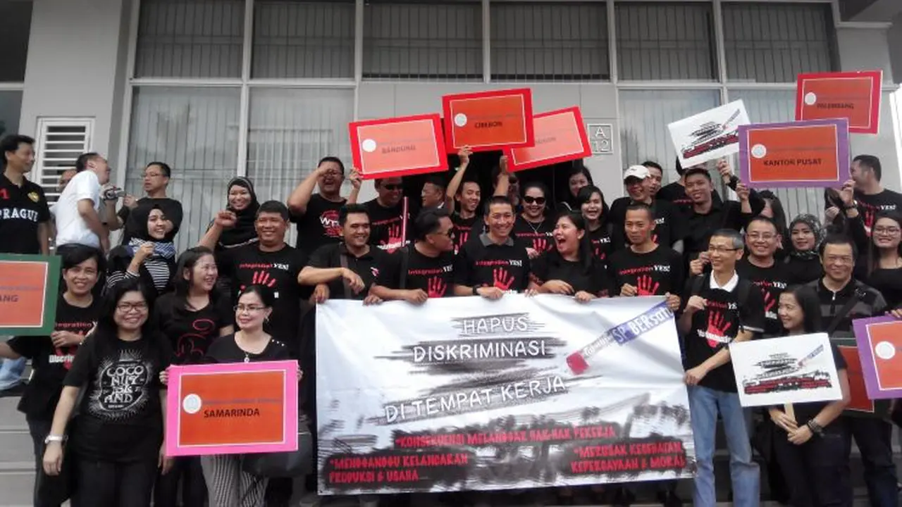 Ribuan karyawan PT Bank Ekonomi Raharja Tbk akan turun ke jalan pada 27-28 Oktober 2016.