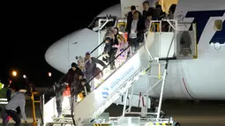 Rombongan 93 warga negara Rumania mendarat di pangkalan udara dekat ibu kota Rumania dalam penerbangan dari Mesir setelah dievakuasi dari Jalur Gaza. (AP Photo/Andreea Alexandru)