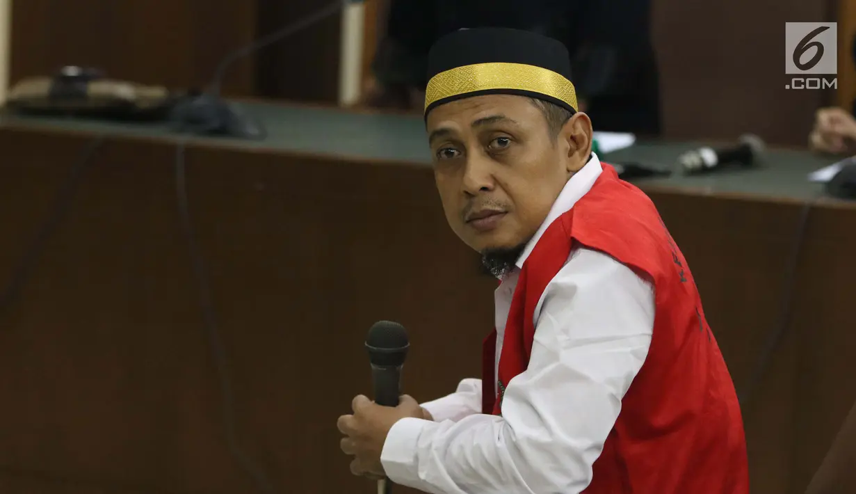Terdakwa penyebaran berita bohong tentang 7 kontainer berisi surat suara Pemilu 2019 yang telah tercoblos, Bagus Bawana Putrasaat menjalani sidang perdana di PN Jakarta Pusat, Kamis (4/4). Bagus didakwa menyebarkan hoax itu melalui media sosial dan grup aplikasi perpesanan. (Liputan6.com/Helmi Fithr