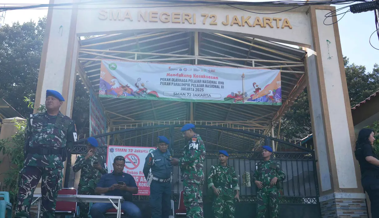 Penjagaan untuk memastikan tidak ada ancaman lanjutan pasca-ledakan dan menjaga situasi tetap aman dan kondusif. Tampak dalam foto, personel militer berjaga di gerbang sebuah sekolah setelah ledakan di Jakarta, Indonesia, Minggu, 9 November 2025. (AP Photo/Achmad Ibrahim)