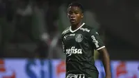 Striker muda Palmeiras,&nbsp;Endrick, resmi menandatangani kontrak dengan Real Madrid. Namun, pemain berusia 16 tahun tersebut baru akan membela El Real pada musim panas 2024. (AFP/Nelson Almeida)