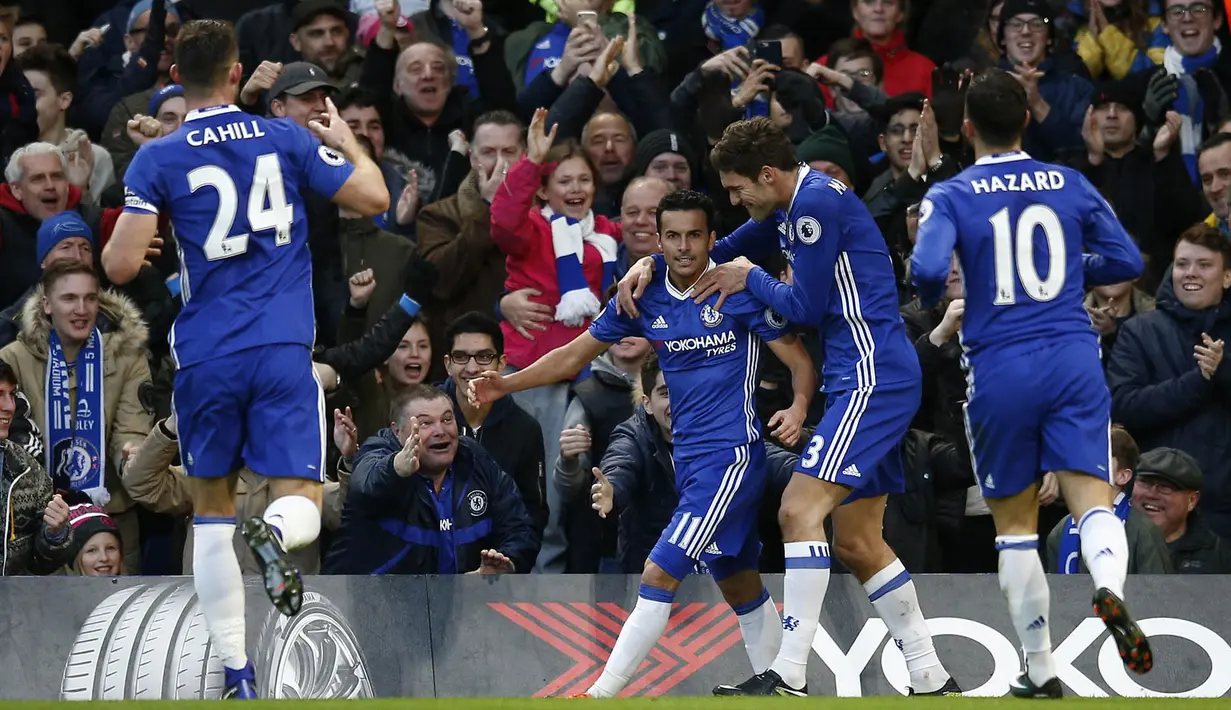 Para pemain Chelsea merayakan gol yang dicetak Pedro ke gawang Bournemouth pada laga Premier League di Stadion Stamford Bridge, Inggris, Selasa (26/12/2016). Chelsea menang 3-0 atas Bournemouth. (Reuters/Peter Nicholls)
