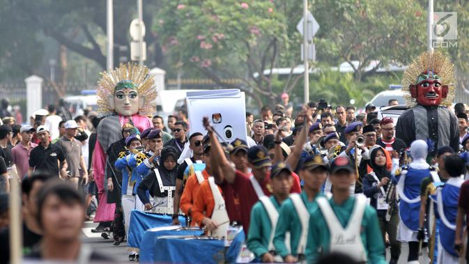 Marching band dan kesenian trdisional ondel-ondel meramaikan pawai Deklarasi Kampanye Damai di Monas, Minggu (23/9). (Merdeka.com/Iqbal Nugroho)