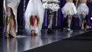 Perempuan dengan kaki palsu prostetik menampilkan kreasi desainer Makiko Sugawa dalam fashion show bertajuk "Amputee Venus Show" di Tokyo, Selasa (25/8/2020). Fashion show itu menandai pembukaan Paralympic Games yang rencananya dibuka pada 24 Agustus 2021 mendatang. (PPhilip FONG/AFP)