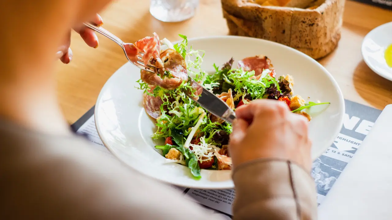 Contoh ilustrasi diet dengan makan makanan sehat