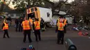 Sebuah bus sekolah terbaring miring dan rusak setelah menabrak rumah di Chattanooga, Tennessee, Senin (21/11). Kecelakaan itu mengakibatkan lima anak tewas di tempat, sementara satu lainnya di rumah sakit. (Courtesy of Chattanooga Fire Dept/via REUTERS)