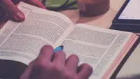 Ilustrasi membaca buku, bahasa Inggris. (Photo by Rod Long on Unsplash)